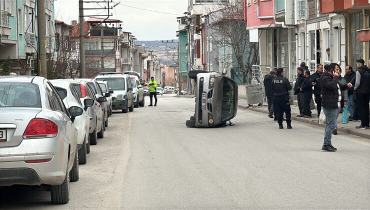 Park halindeki araçlara çarpan otomobil devrildi!