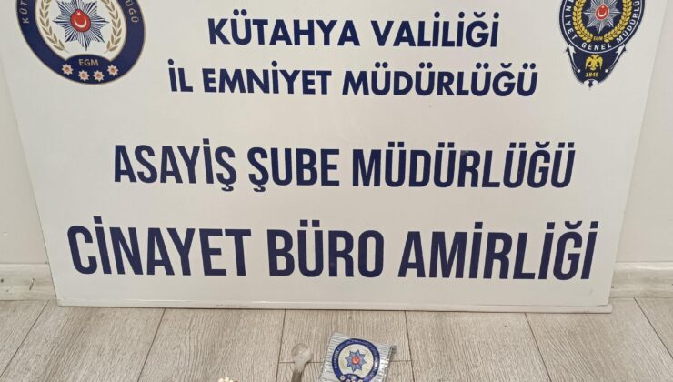 Koşarak girdiği işyerinin tuvaletine uyuşturucu attı! Polisin gözünden kaçmadı