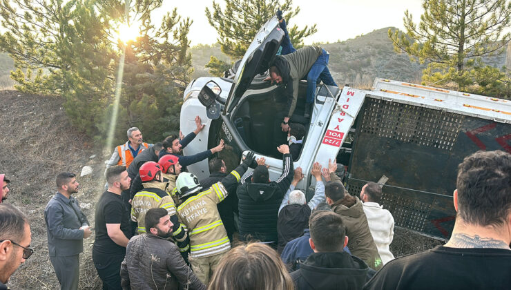 Yoldan çıkan çekici devrildi: Sürücü yaralandı