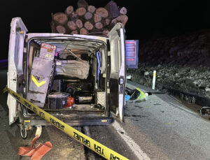 Kamyonet çarptığı TIR’ın arkasında sürükledi: 1 ölü, 2 yaralı