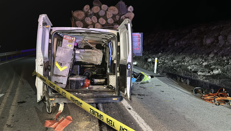 Kamyonet çarptığı TIR’ın arkasında sürükledi: 1 ölü, 2 yaralı