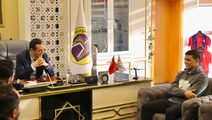 Şampiyon güreşçiden Başkan Derin’e teşekkür ziyareti