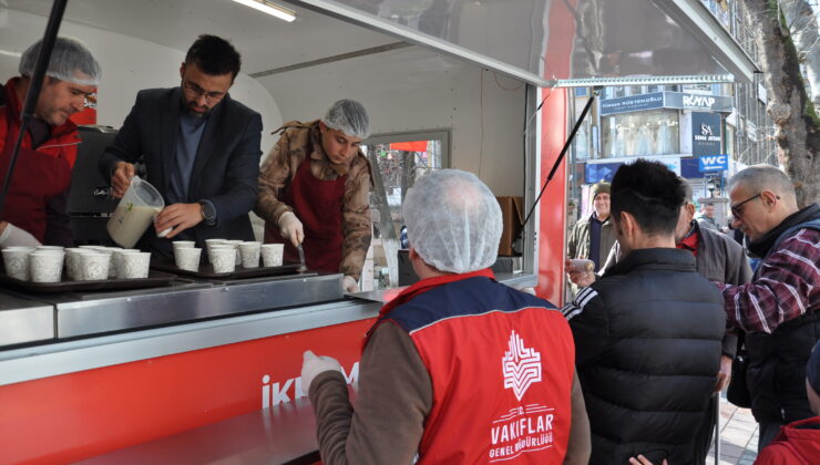 Vakıflar Bölge’den vatandaşlara sıcak salep ikramı