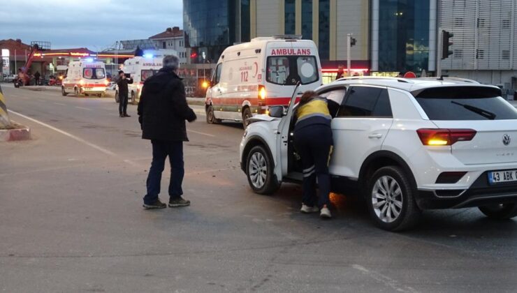 Ambulans ile otomobil çarpıştı