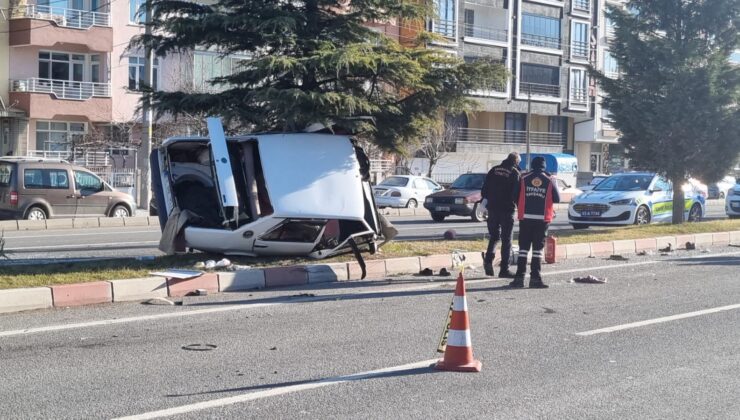 TIR ile çarpışan otomobildeki 3 kişi yaralandı
