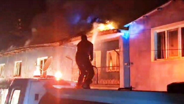 İki katlı bina alevlere teslim oldu