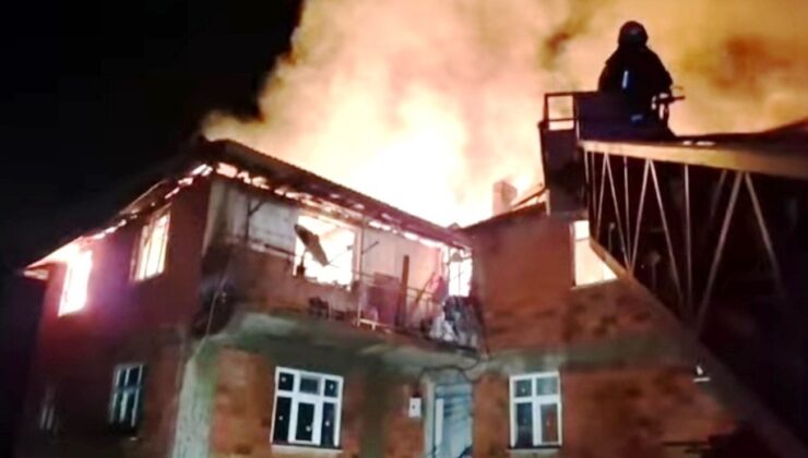 3 katlı binada çıkan yangın gökyüzünü kızıla boyadı