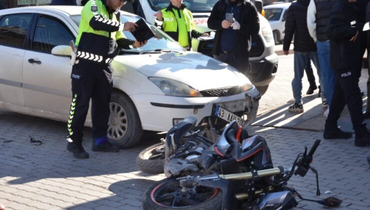 Otomobilin çarptığı motosikletli yaralandı