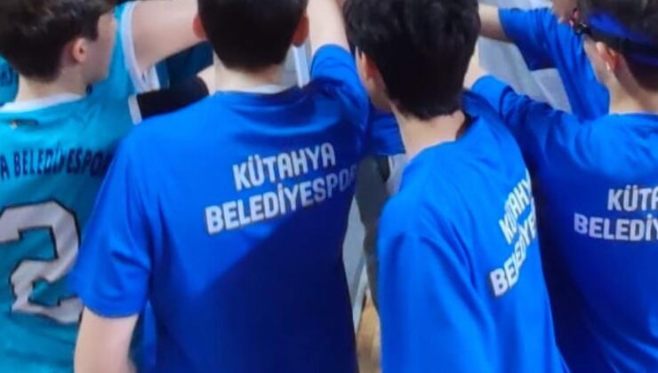 Kütahya Belediyesporlu gençler kupalarla döndü