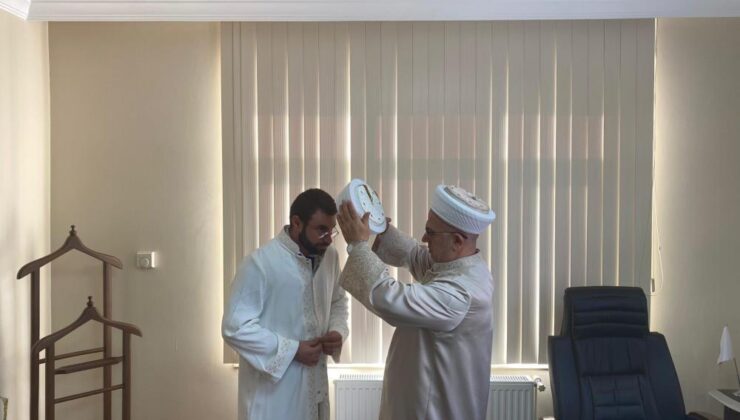 Yeni din görevlileri için cübbe ve fes töreni