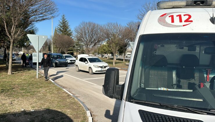 Hafif ticari araç otomobile çarptı: 1 yaralı