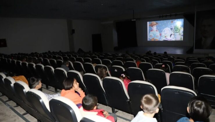 Çocuklara karne hediyesi olarak sinema gösterimi gerçekleştiriliyor