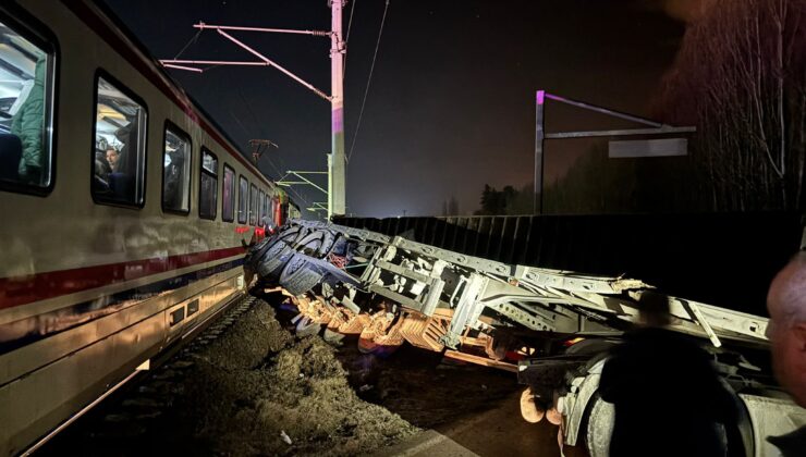 Hemzemin geçitte tren TIR’a çarptı