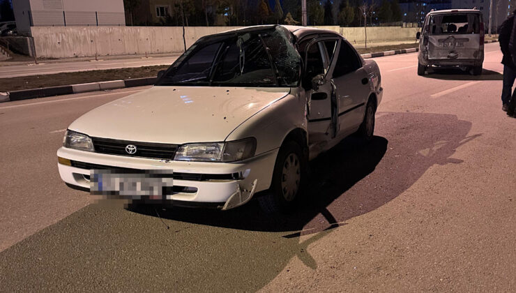 Otomobil park halindeki araca çarptı