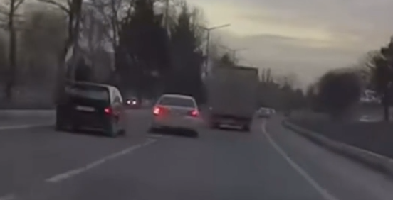 Makas atan sürücü trafiği tehlikeye soktu