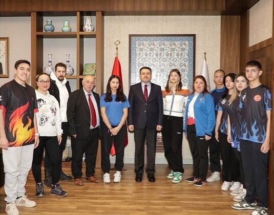 Kick boks sporcularından Vali Işın’a ziyaret