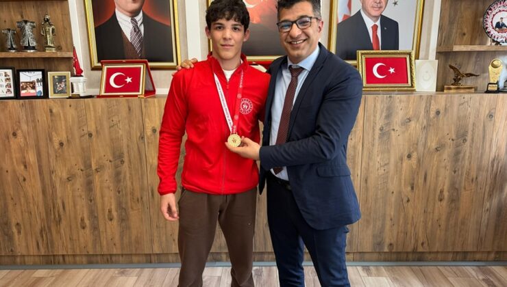 Müdür Küçük genç şampiyonu ağırladı
