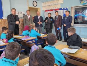Millî Eğitim Müdürü Yılmaz Aslanapa’da öğrencilerle buluştu