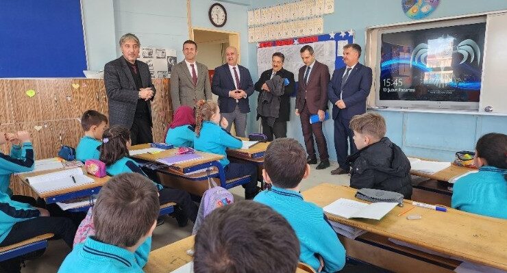 Millî Eğitim Müdürü Yılmaz Aslanapa’da öğrencilerle buluştu