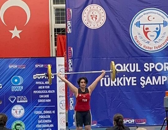 Genç halterciden Türkiye derecesi