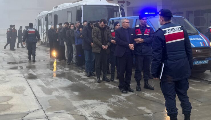 Kamuda iş vaadiyle kandırdıkları kişileri 155 milyon lira dolandırdılar