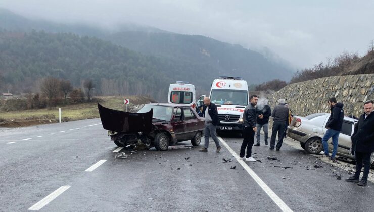 2 otomobil çarpıştı: 3 yaralı