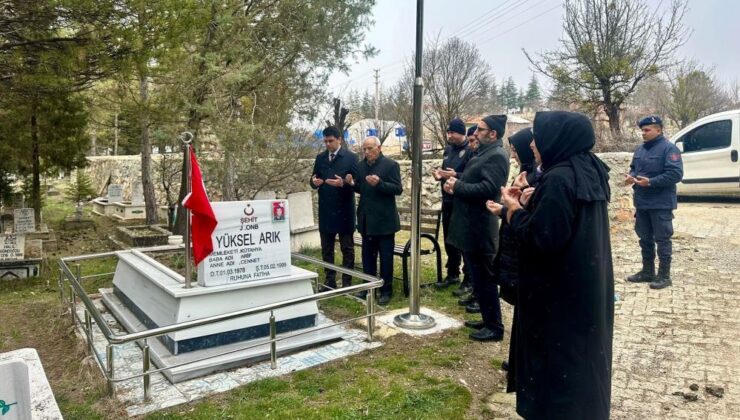 Şehit Arık kabri başında anıldı