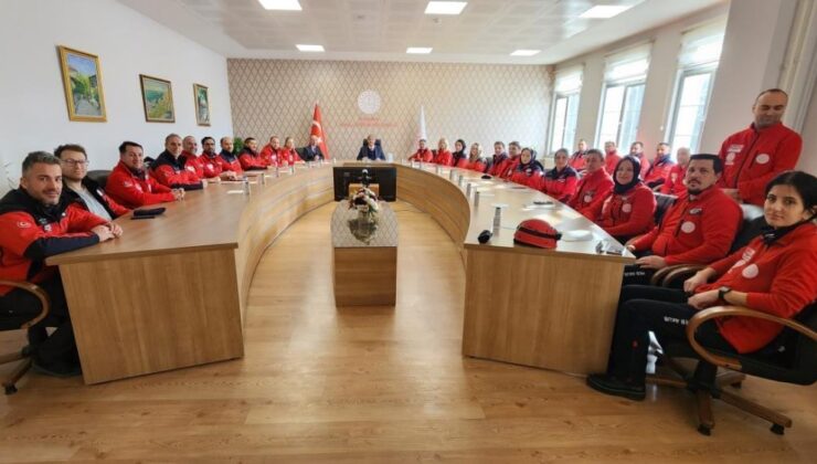 Müdür Yılmaz, arama kurtarma ekibinden bilgi aldı