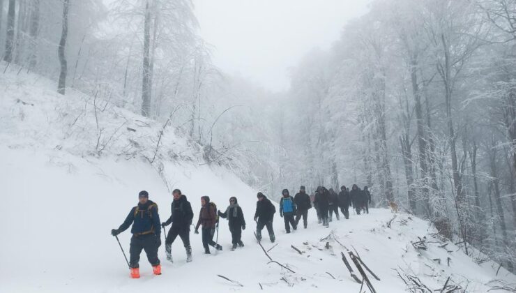 Doğaseverler kar yürüyüşünün tadını çıkardı