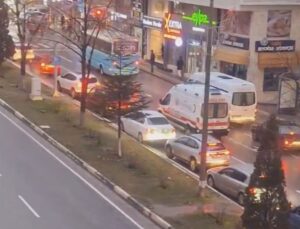 Sürücüler fermuar sistemiyle ambulansa yol açtı