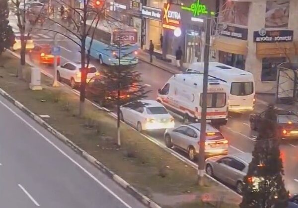 Sürücüler fermuar sistemiyle ambulansa yol açtı