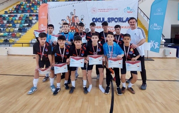 Moymul Ortaokulu Futsal Bölge Şampiyonası’nda yarı finalde