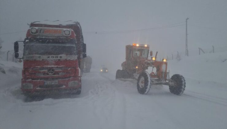 Ulaşıma kar engeli: Sürücüler dağda mahsur kaldı
