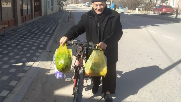 Kışın binemediği bisikletini pazar alışverişinde kullanıyor