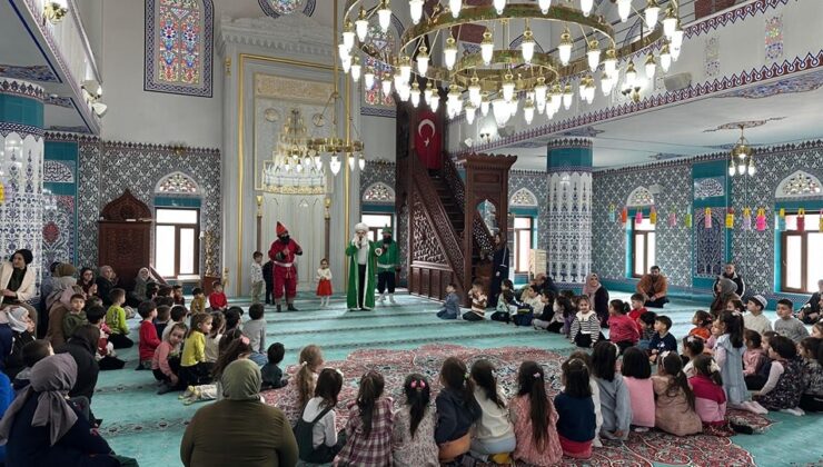 Simav’da çocuklar camide buluştu