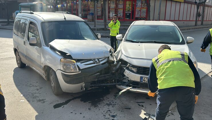 Dikkatsizlik kazaya yol açtı! Araç hurdaya döndü