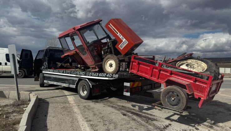Otomobil ile çarpışan traktör devrildi: 2 yaralı