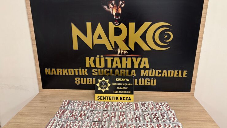Zehir taciri kadının dışarı attığı çantadan uyuşturucu ele geçirildi