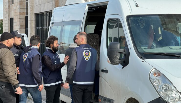 Aranan şahıslar cezaevine teslim edildi