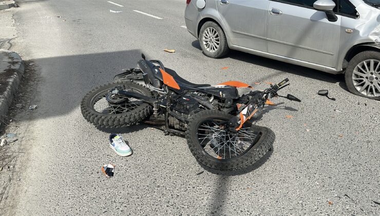 Otomobil ile çarpışan motosiklet sürücüsü ağır yaralandı