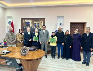 Hisarcık’ta Kaymakam Bahar, il birincisi öğrencileri ödüllendirdi