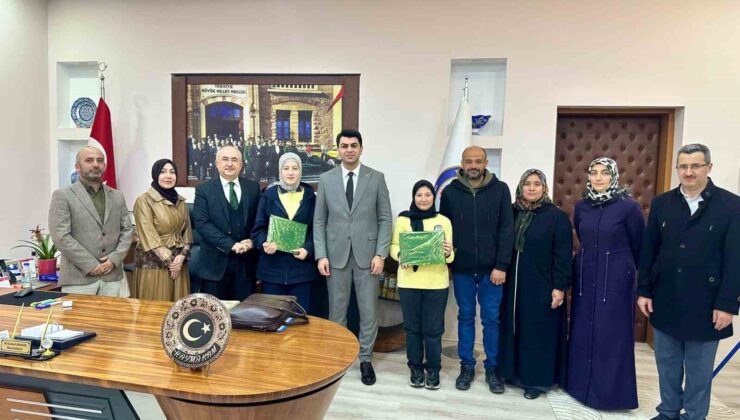 Hisarcık’ta Kaymakam Bahar, il birincisi öğrencileri ödüllendirdi