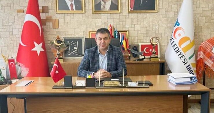 Başkan Akel depremde hayatını kaybeden vatandaşları andı