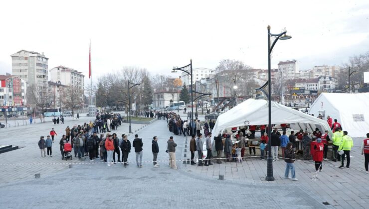 Valilik önünde bin 500 kişi aynı sofrada buluştu