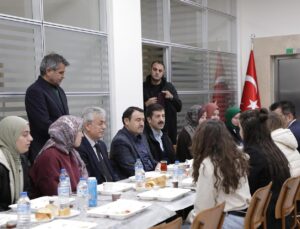 Vali Işın kız öğrencilerle sahurda buluştu
