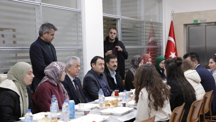 Vali Işın kız öğrencilerle sahurda buluştu