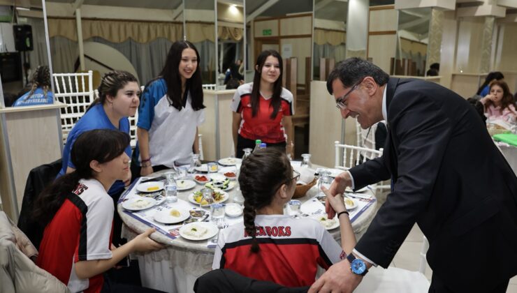 Başkan Kahveci genç sporcularla iftarda buluştu
