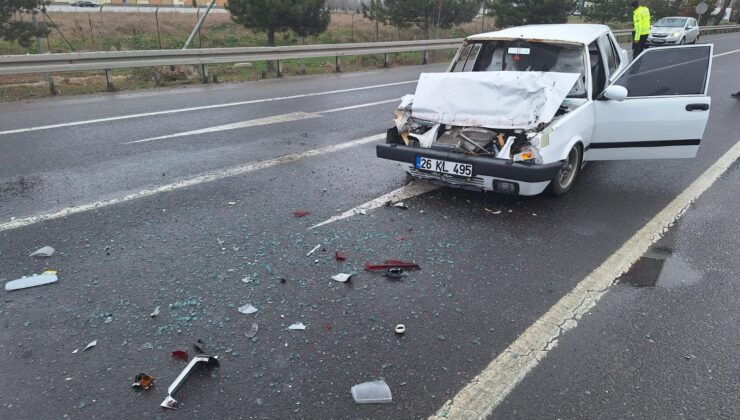 TIR’a arkadan çarpan otomobildeki 4 kişi yaralandı