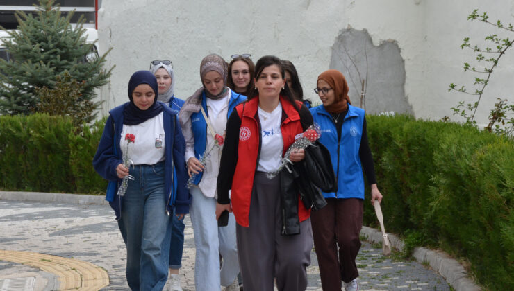 Üniversite öğrencileri huzurevi sakinleriyle buluştu