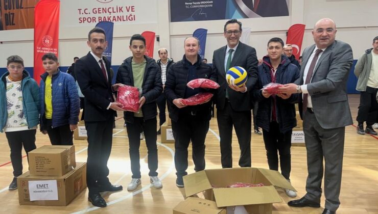 32 okula spor malzemesi desteği
